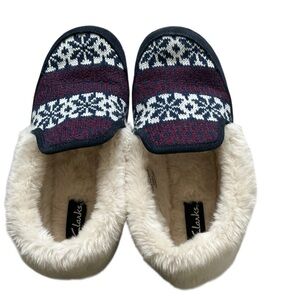Clarks Knit Pattern Slippers in Navy and Red snowflake faux fur size 9